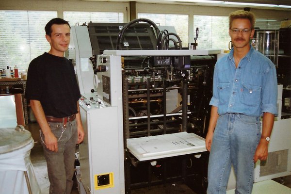 1994, Gian Ferrari und Stephan Käser vor der neuen 2-Farben 50 x 70 cm Druckmaschine